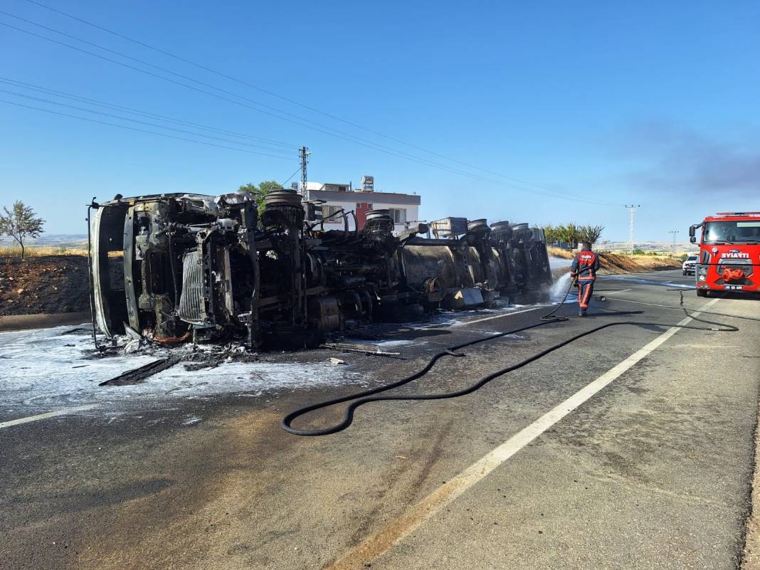 Adıyaman'da, devrilen tanker alev alev yandı 4